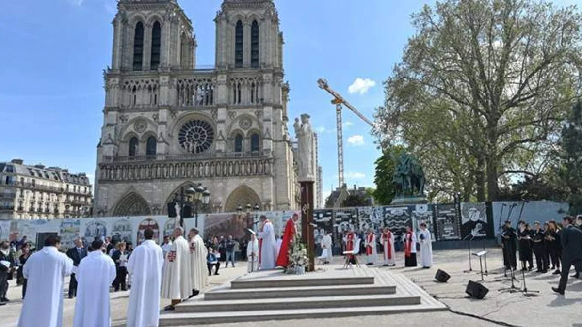 Fransa'nın sembolü Notre Dame Katedrali kapılarını 2024’te yeniden açacak