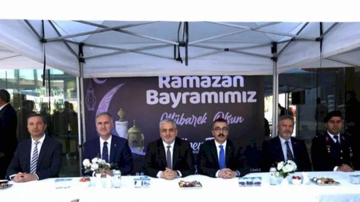 İnegöl’de bayram birlik beraberlik mesajlarıyla  başladı