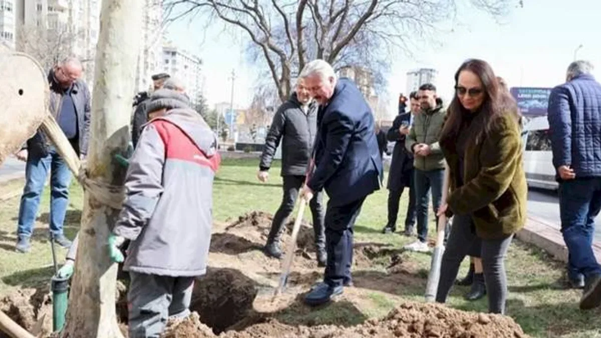 Kayseri Melikgazi'de bahar fidan dikimiyle geldi