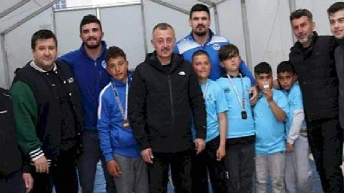 Depremzede çocuklar başpehlivanları tuş etti