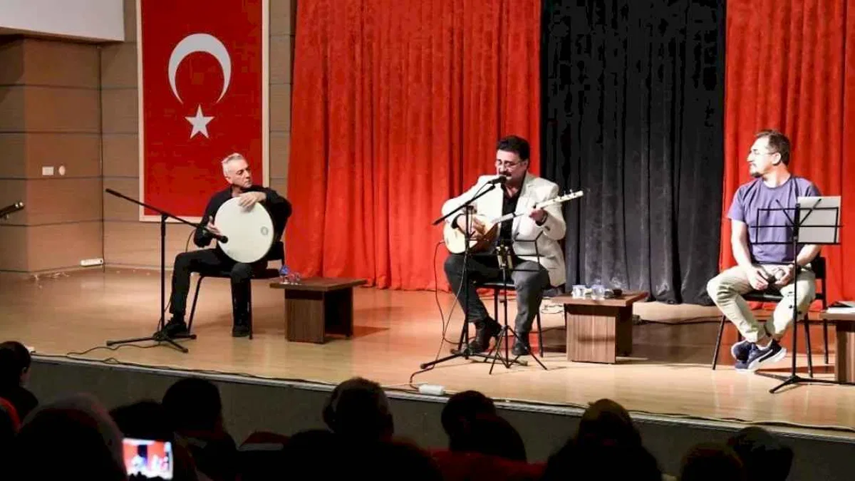 İzmir Çiğli’de şiir ve türkü rüzgarı esti