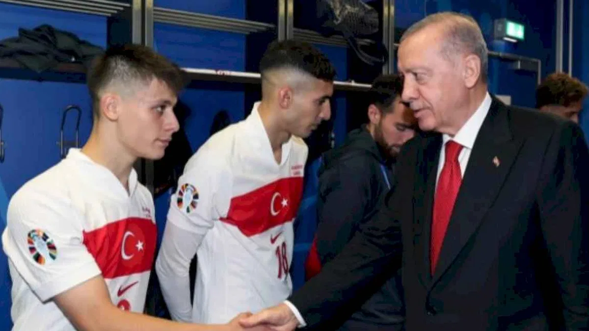 Milli futbolcuları soyunma odasında ziyaret etti