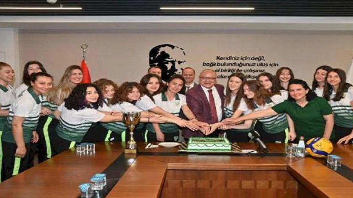 Şampiyon Manisalı voleybolculardan Başkan Ergün'e ziyaret