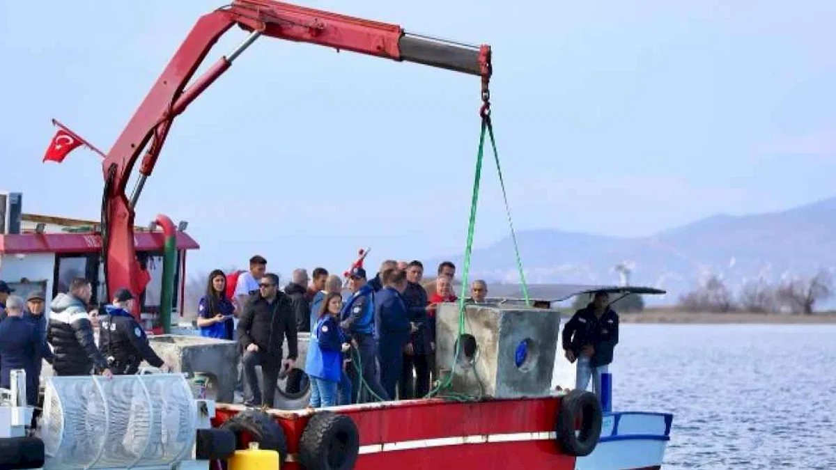 Aliağa Körfezi'nde ilk yapay resifler denizle buluştu