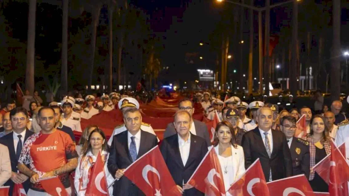Başkan Seçer, Mersinlilerle ‘Bayrak Yürüyüşü’nde buluştu
