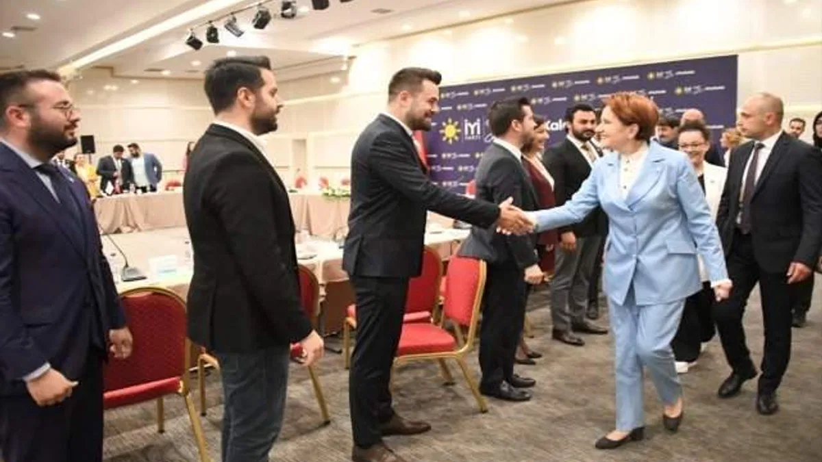 Meral Akşener, partisinin gençlik kolları il başkanlarıyla bir araya geldi