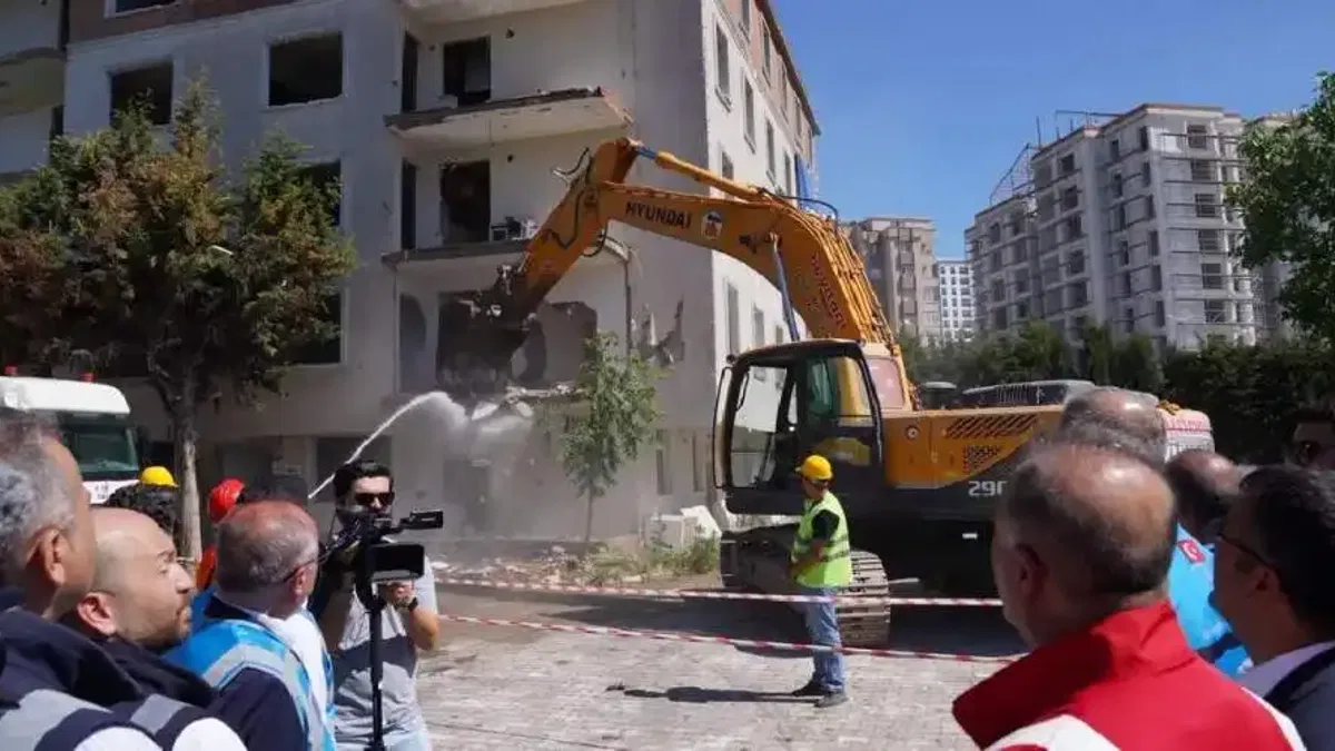 İstanbul Beylikdüzü’nde riskli site yıkıldı! İBB'den 'dönüşüm' mesajı