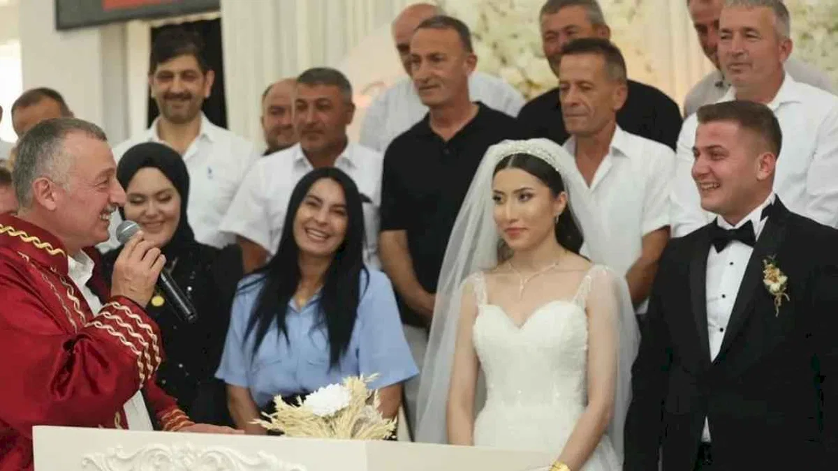 Kocaeli'de düğüne gitti, vatandaşla sohbet etti