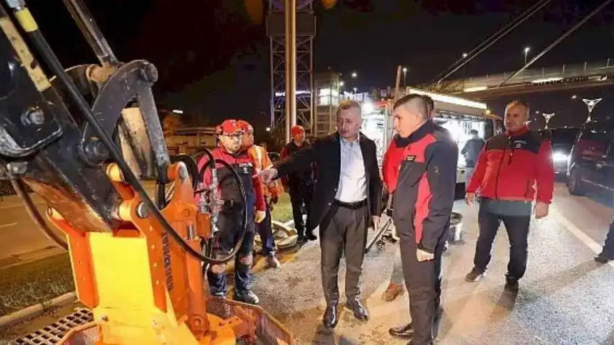Büyükşehir'de yeni yıl gecesi de yol bakım hizmeti devam etti