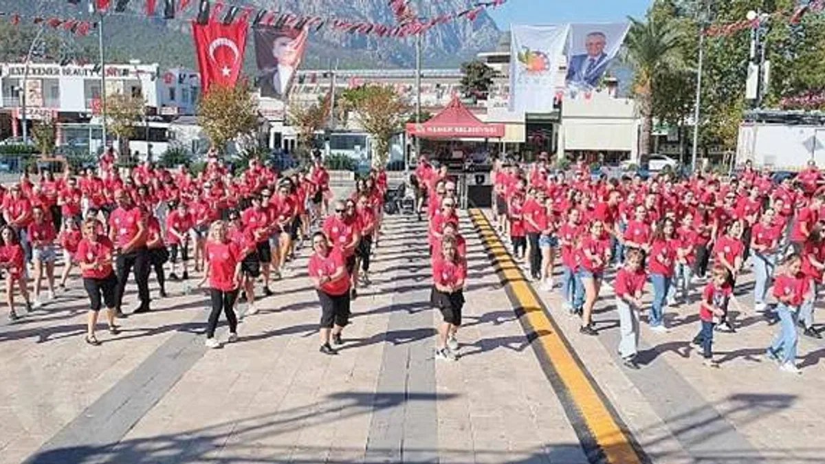 Başkan Topaloğlu'ndan 430 dansçı karşısında zeybek