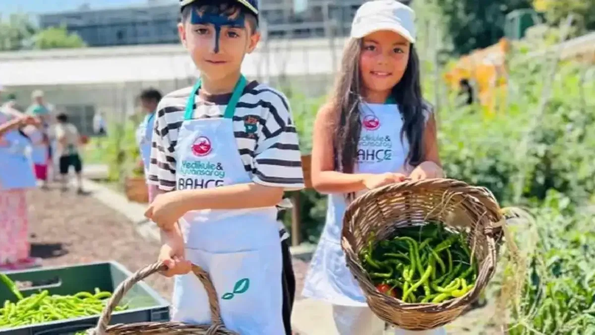 Çocukların bahçede hasat sevinci