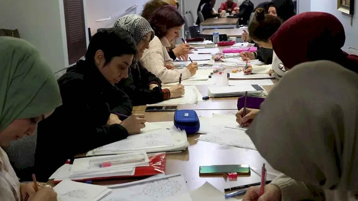 Zarif desenler renklerle buluşarak birer harikaya dönüşüyor