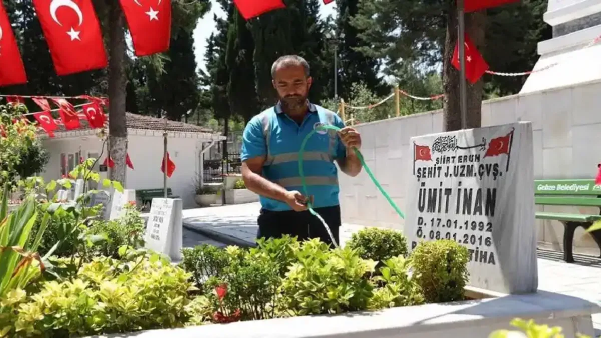 Gebze'de mezarlık ve şehitliklere kapsamlı bakım