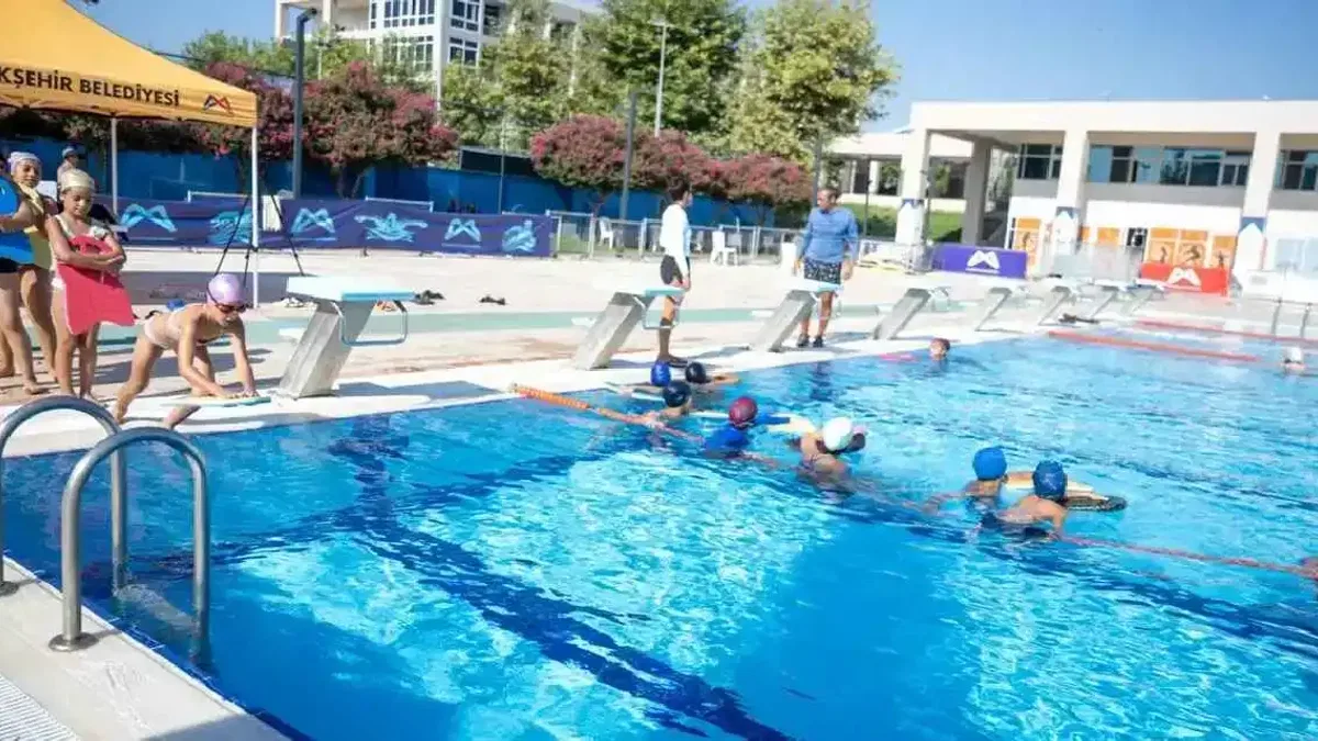 Mersin'de 4 bin 200 kişi yüzme öğrendi