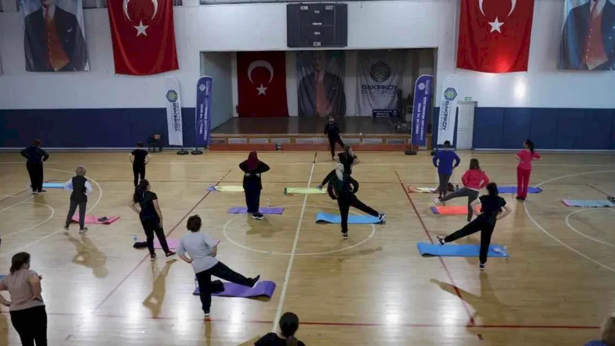 Bakırköy'de kadınlar hem spor yapıyor hem sosyalleşiyor