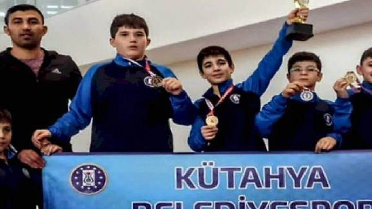 Kütahyalı güreşçiler Manisa'dan kupa ve madalyalarla döndü