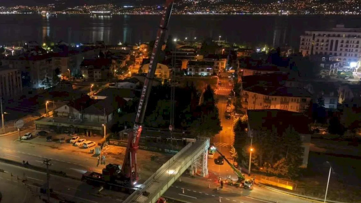 Kocaeli'de 80 tonluk çelik tabliye monte edildi