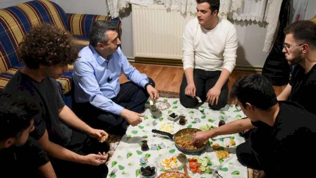 Oktay Yılmaz sahurunu gençlerle yaptı