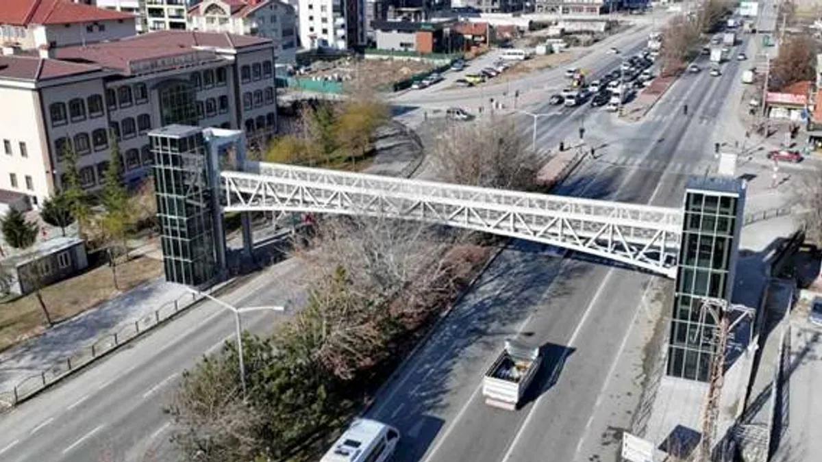 Konya’da yeniden inşa edilen Yaşar Doğu Yaya Üst Geçidi hizmete açıldı