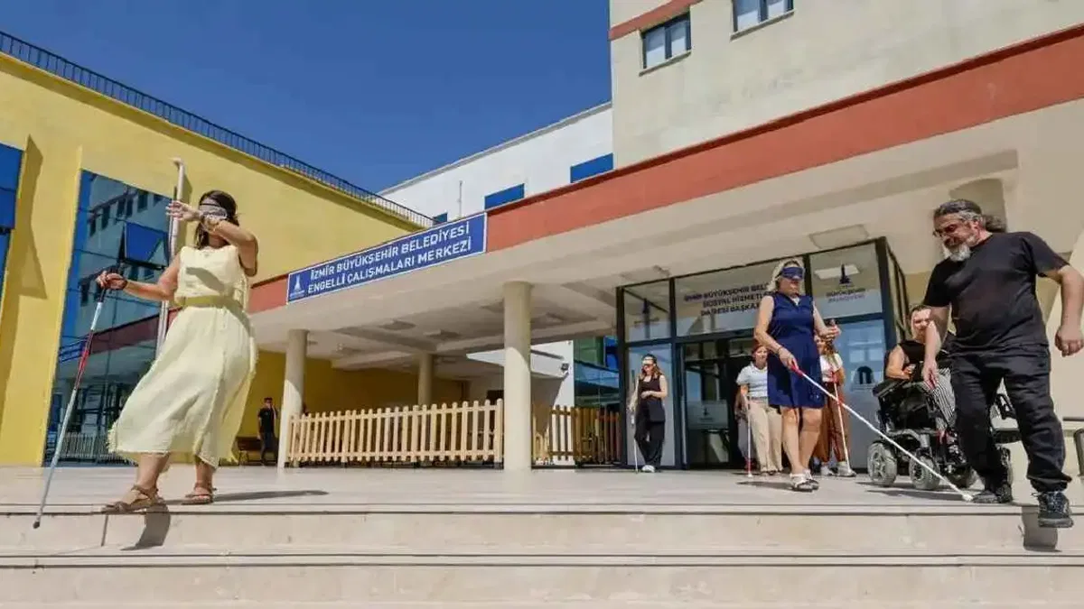 İzmir'de görme engellilere rehberlik edecek personele özel eğitim