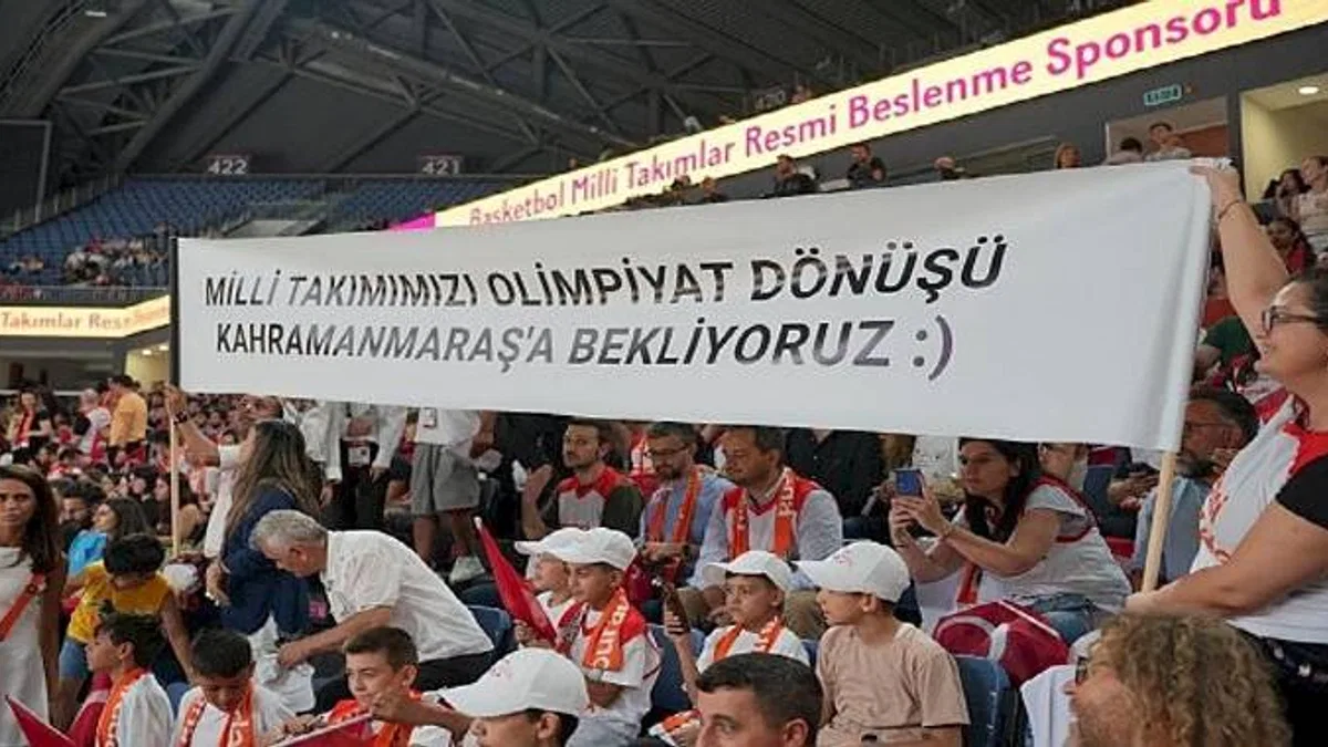 Kahramanmaraşlı çocuklar, Türkiye-Ukrayna Milli Basketbol maçında millileri desteklemek için İstanbul'daydı