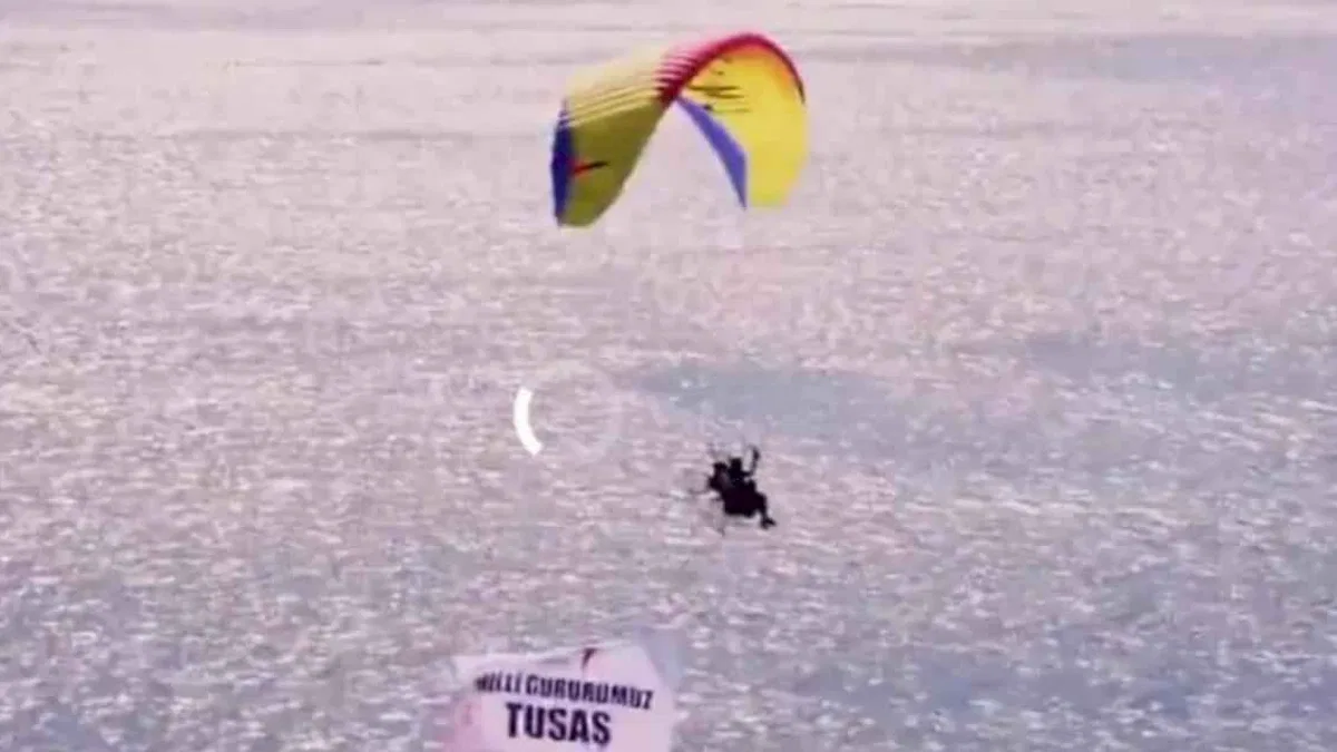 THK yamaç paraşütü ekibinden TUSAŞ'a destek uçuşu