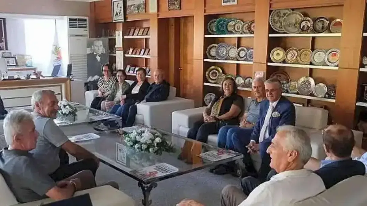Başkan Topaloğlu'na okul arkadaşlarından ziyaret