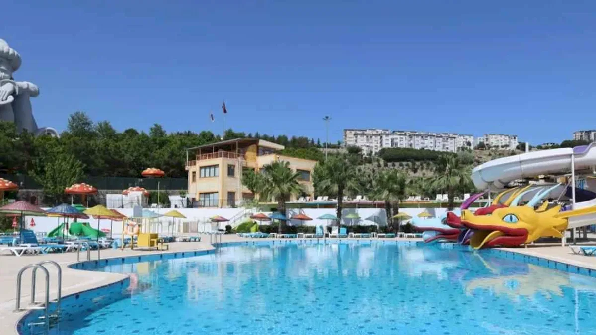 İzmir Karabağlar’da Aqua Yaşam yüzme havuzu yeni sezonunu açtı