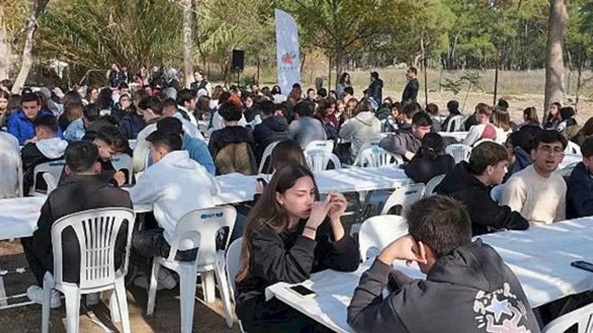 Başkan Topaloğlu'ndan öğrencilere mangal partisi