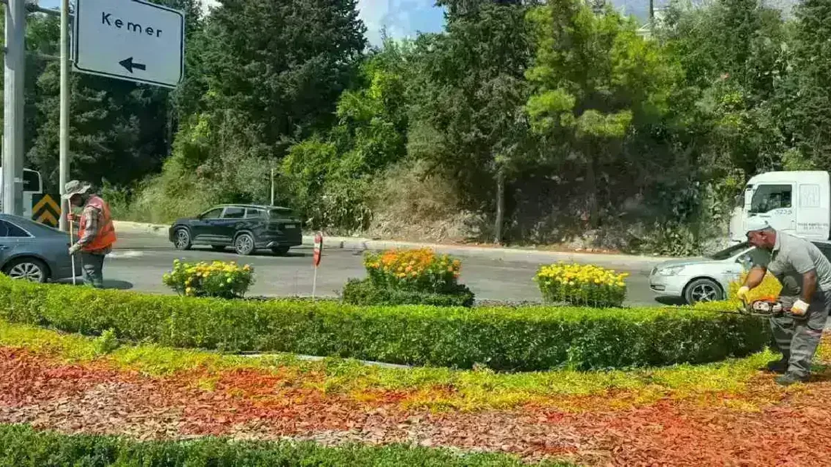 Antalya'da yeşil alanlarda genel temizlik ve bakım yapıldı