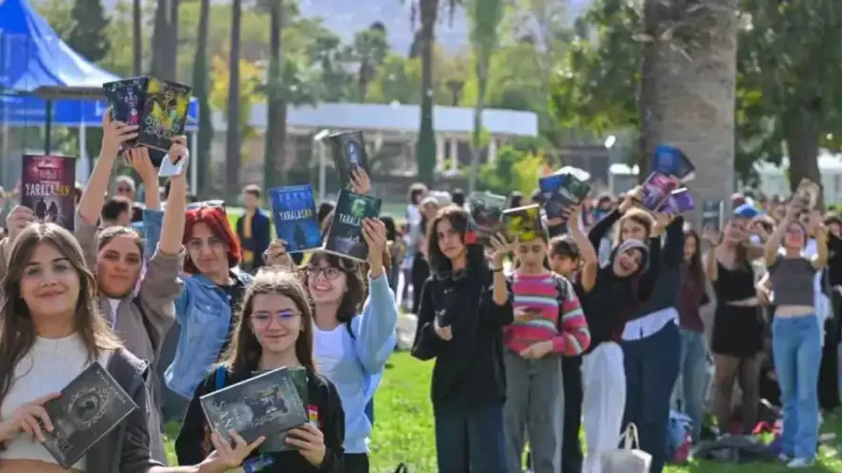 Edebiyat dünyasının kalbi İzmir Kültürpark’ta attı