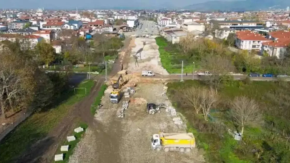 Sakarya Alparslan Türkeş Caddesi'nde duble yol güçlendirmesi
