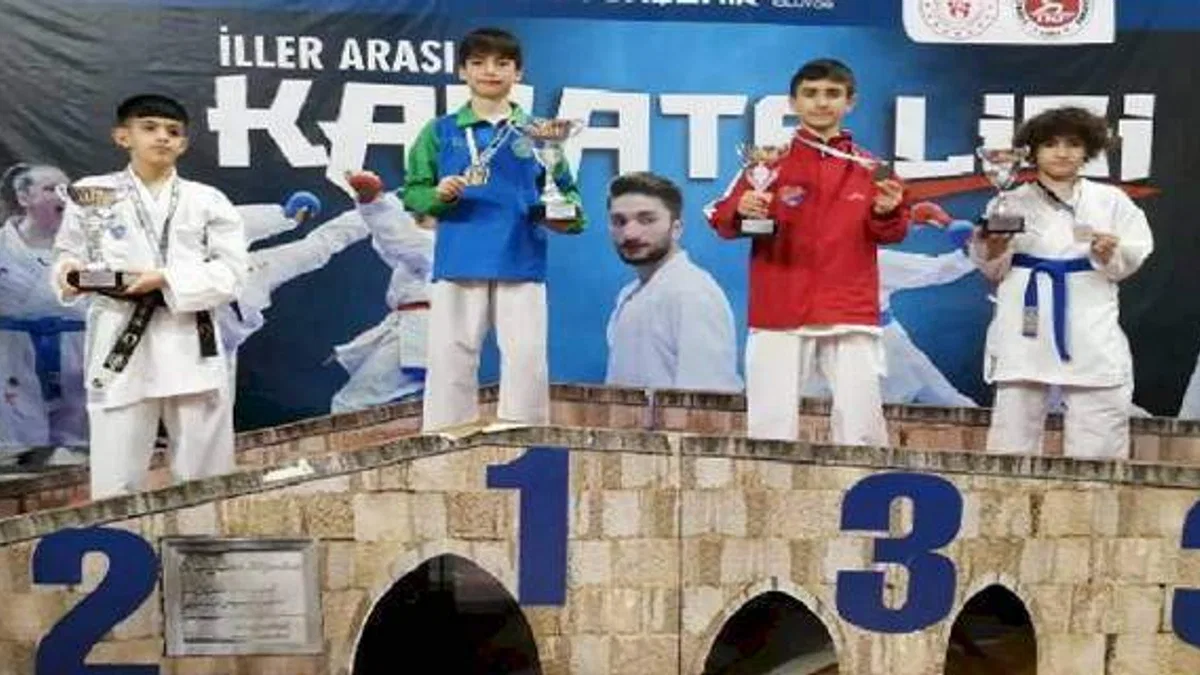 Çayırovalı karateciler kupa ve madalyaları sildi süpürdü