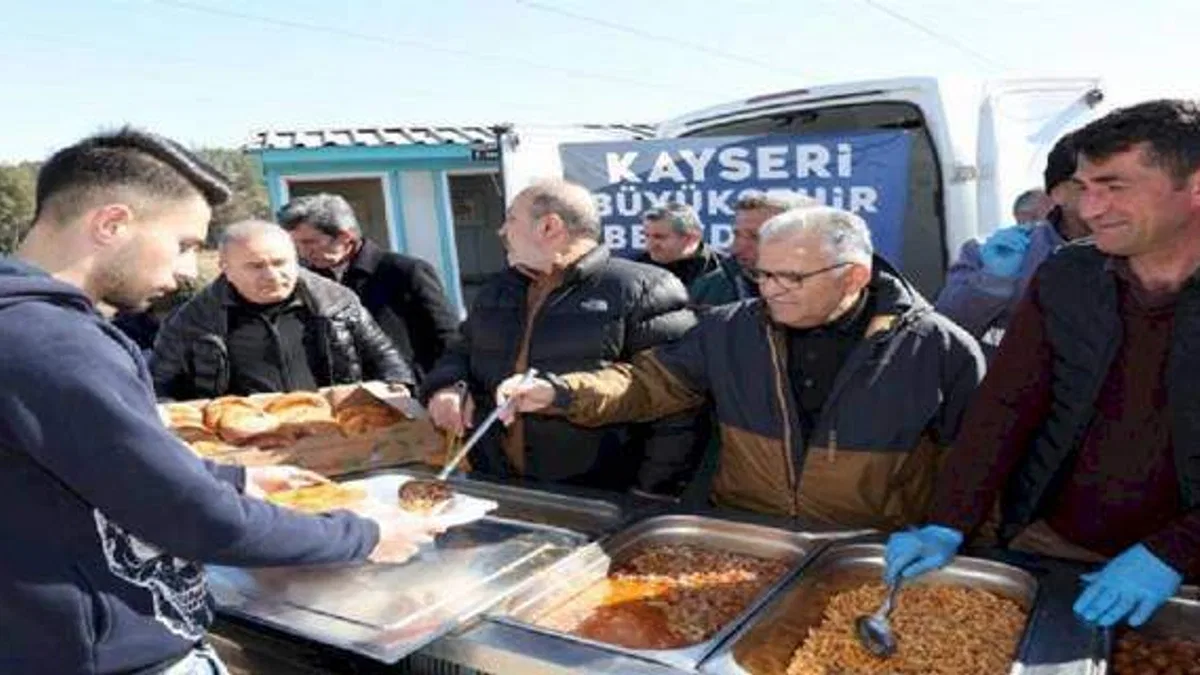 Deprem bölgesinde iftar Kayseri Büyükşehir'den