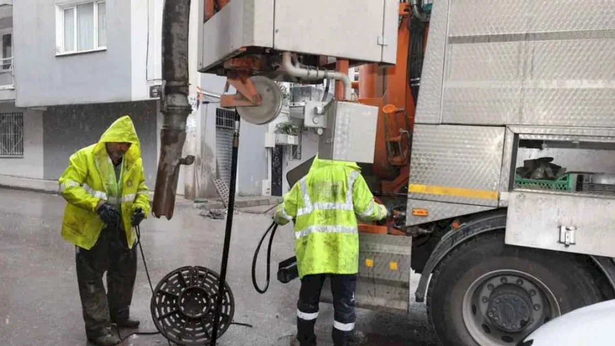 İzmir’de Yağış Seferberliği: 750 Personel, 210 Araç ve 24 Saat Nöbet Sistemi