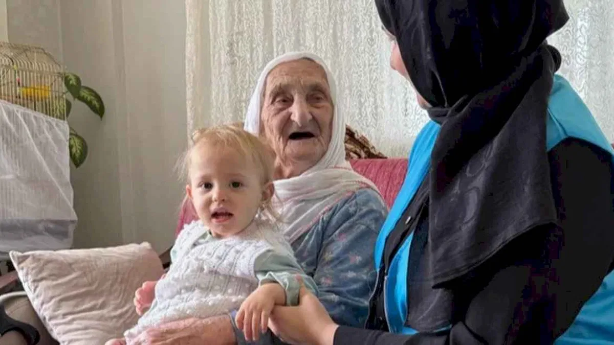 Sakarya’nın 105 yaşındaki çınarına tebessüm oldular