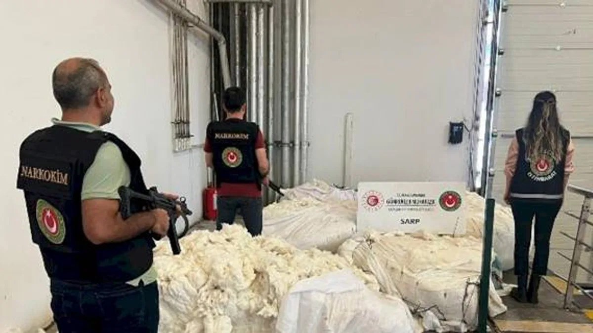 Pamuklara sardılar ama Gümrük'ten kaçamadılar!
