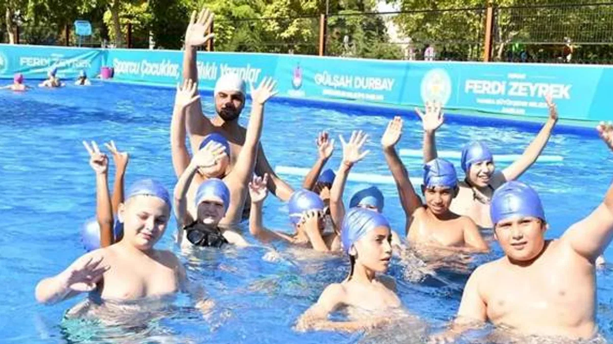 Manisa'da portatif havuzda yüzme keyfi