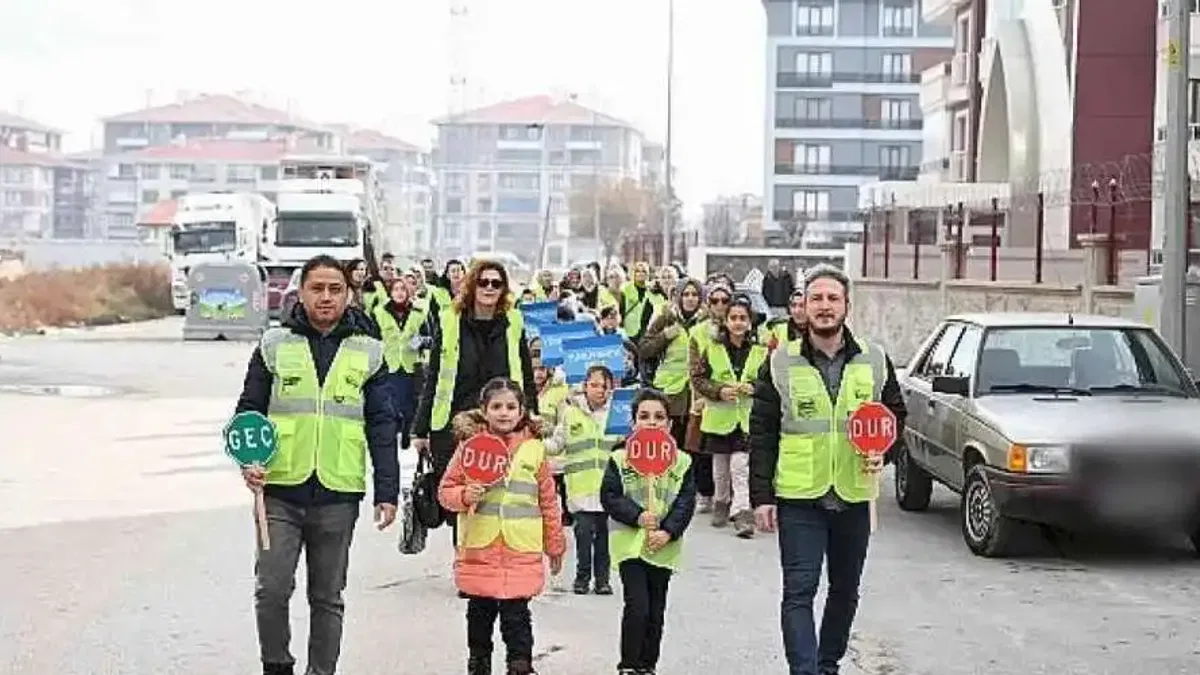 Konya Büyükşehir Öğrencilerin Okula Güvenle Gitmesi İçin "Yayabüs" Projesini Başlattı