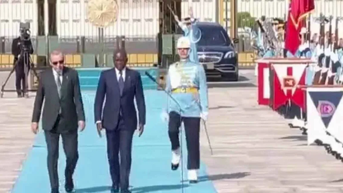 Gabon Cumhurbaşkanı Nguema Külliye'de