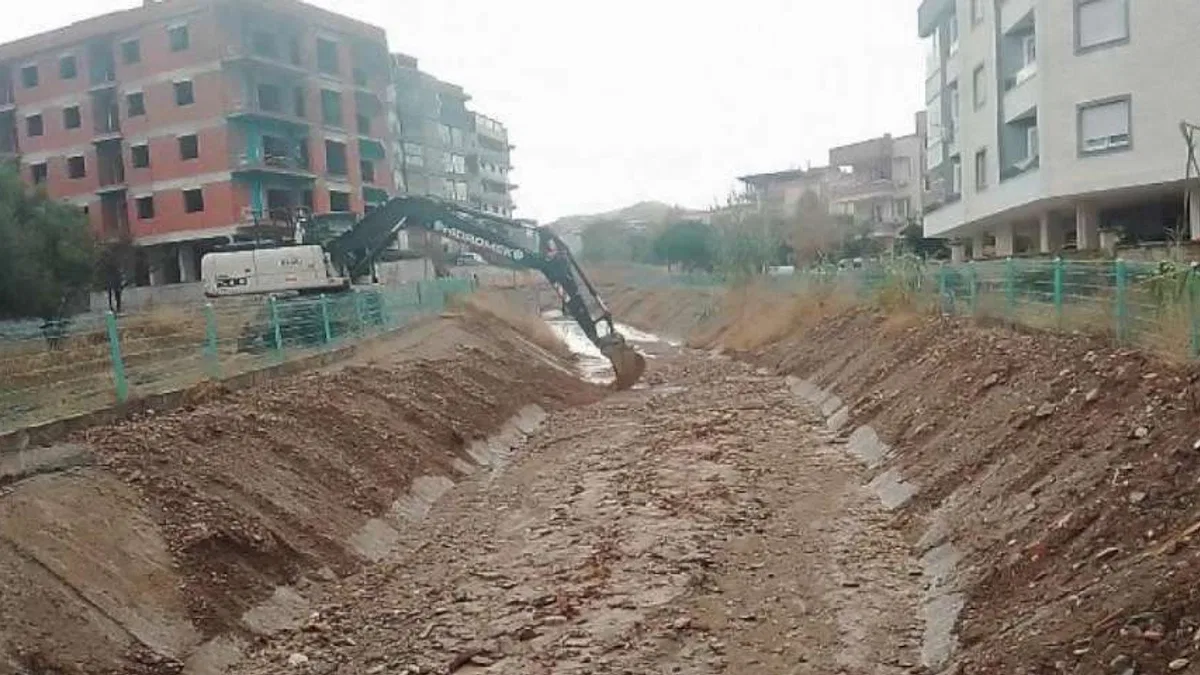 Manisa'da derelerden çıkan çöpler yine şaşırtmadı