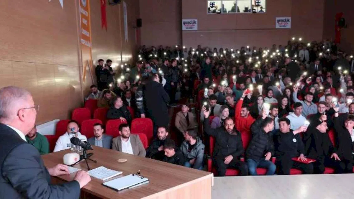Bakan Güler, memleketinde gençlerle buluştu