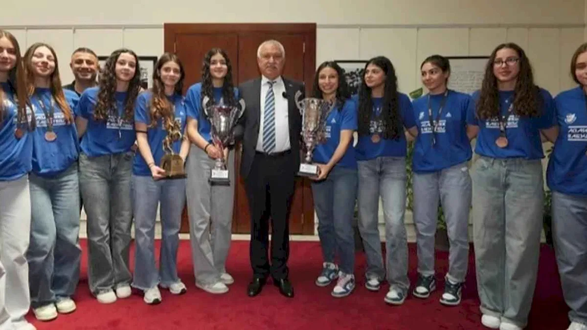 Adana Büyükşehir Belediyesi'nin kız takımından büyük başarı
