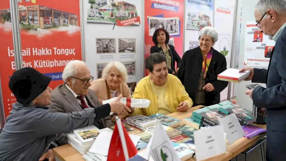 Bursa Osmangazi standında Sarıhan çiftini okurlarla buluşturdu