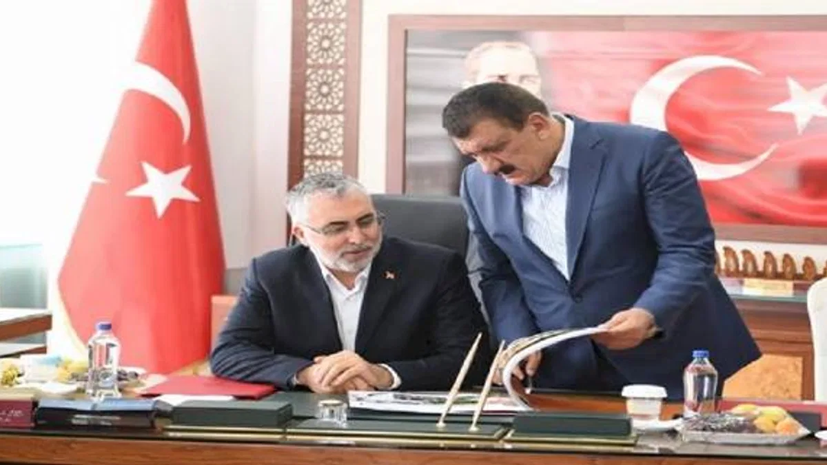 Bakan Işıkhan Malatya'da... Kayısı çiftçilerinin sorunları iletildi