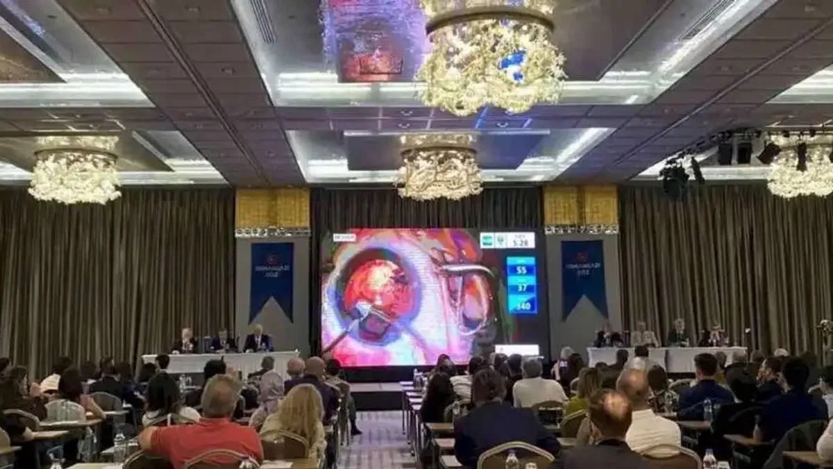 Bursa'da göz cerrahlarından canlı ameliyat