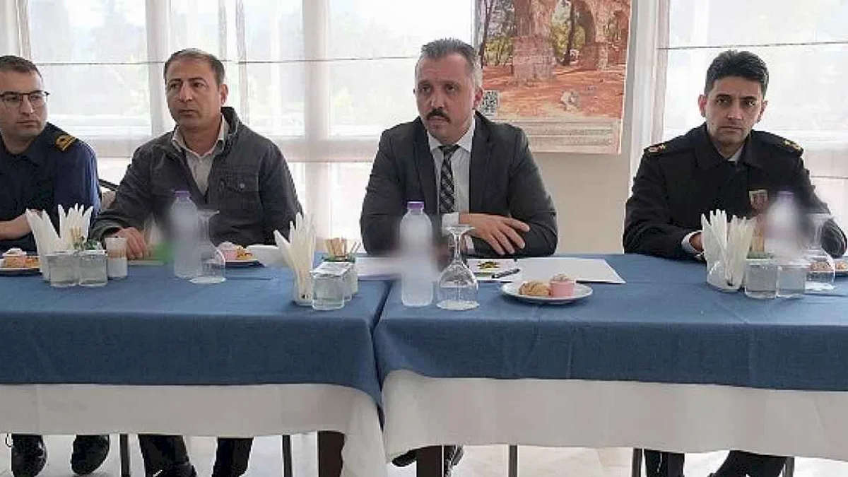Kemer'de Kemer Kaymakamı Ahmet Solmaz başkanlığında afet koordinasyon toplantısı gerçekleştirildi.
