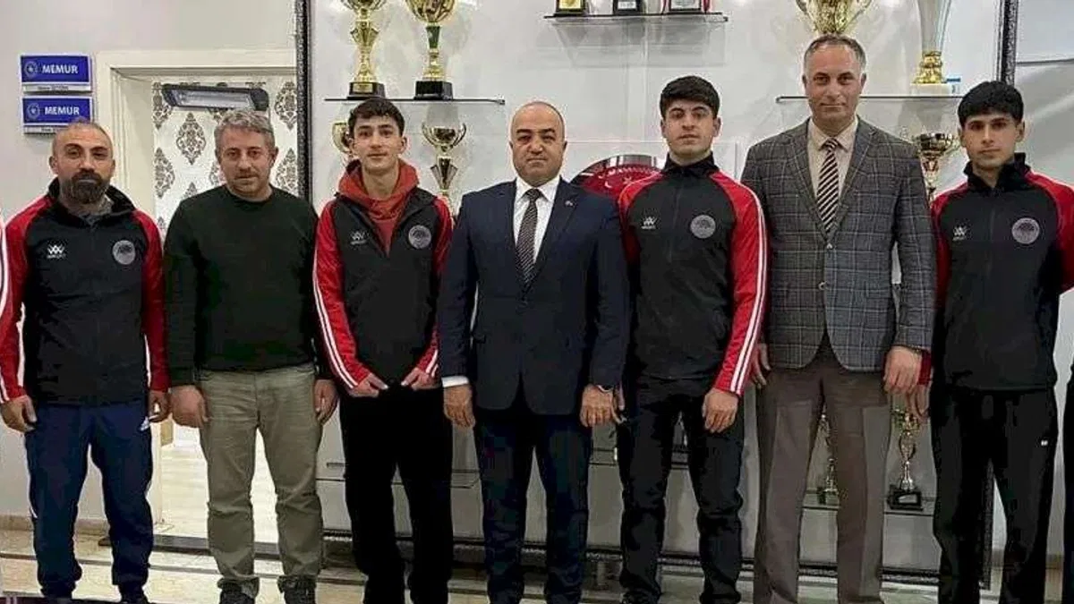 Ağrılı halterciler Mersin'de madalyaları topladı