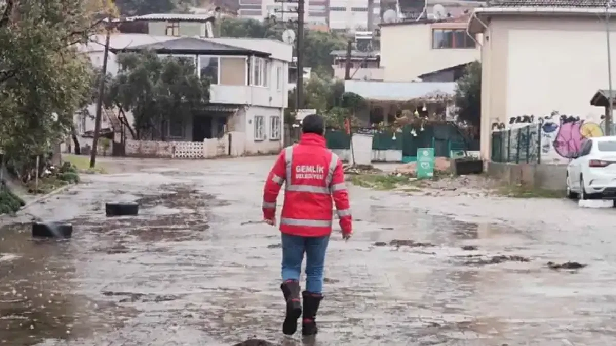 Bursa Gemlik'te sağanak taşkına yol açtı!