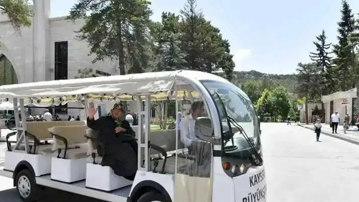 Kayseri Büyükşehir mezarlıklarda vatandaşları yalnız bırakmadı